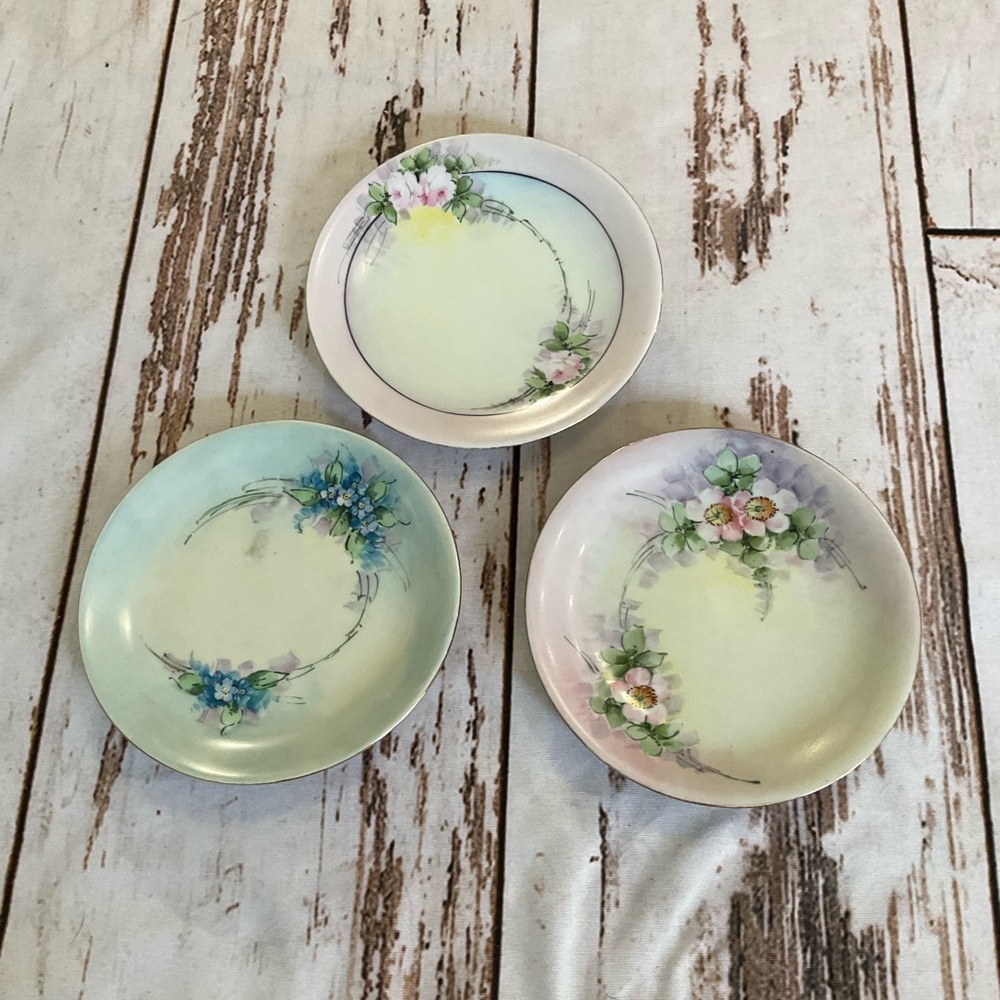 THREE VINTAGE 6” DECORATIVE PLATES